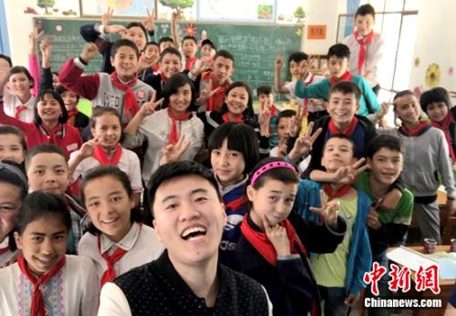 斗鱼主播在与孩子们互动