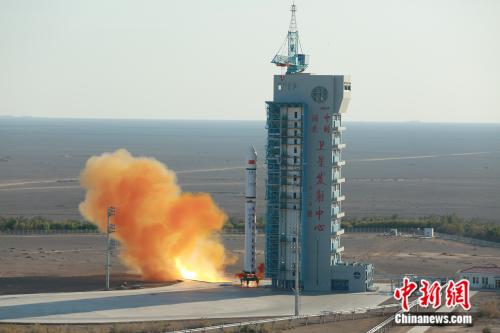 北京时间9月25日8时54分,中国在酒泉卫星发射中心用长征二号丁运载火箭,成功将云海一号02星发射升空,卫星顺利进入预定轨道,任务获得圆满成功。郎文海 马崇鹏 王明艳 摄 点击进入下一页
