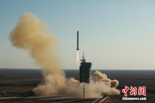 北京时间9月25日8时54分,中国在酒泉卫星发射中心用长征二号丁运载火箭,成功将云海一号02星发射升空,卫星顺利进入预定轨道,任务获得圆满成功。郎文海 马崇鹏 王明艳 摄 点击进入下一页