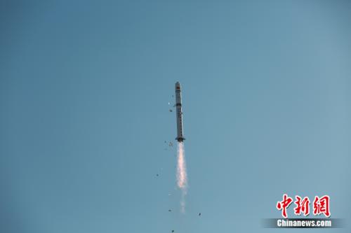 北京时间9月25日8时54分,中国在酒泉卫星发射中心用长征二号丁运载火箭,成功将云海一号02星发射升空,卫星顺利进入预定轨道,任务获得圆满成功。郎文海 马崇鹏 王明艳 摄 点击进入下一页