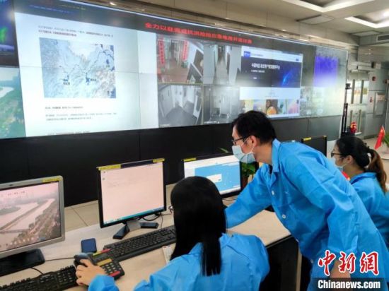 厦门电信员工进行紧急资源核查与网管数据配置。 厦门电信供图 厦门电信员工进行紧急资源核查与网管数据配置。 厦门电信供图