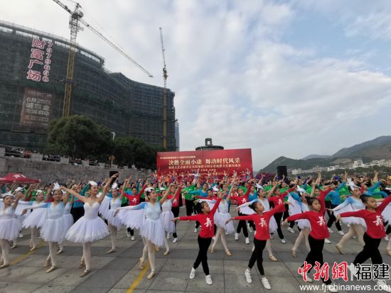 福建红色文艺轻骑兵送舞到畲乡福鼎