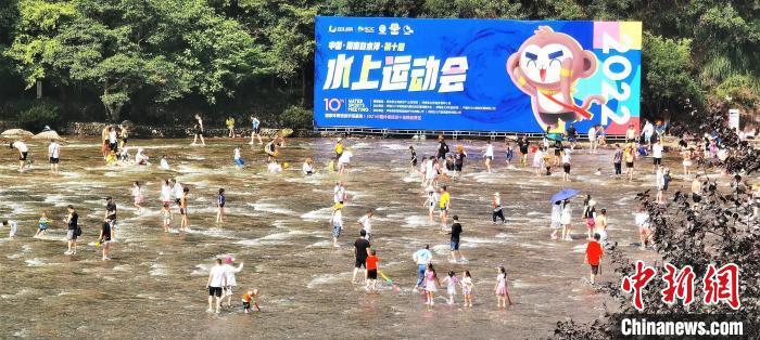 白水洋吸引大批游客前来戏水玩乐。　陈炜 摄