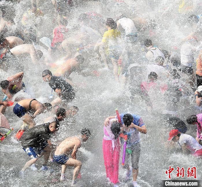 游客戏水玩乐。　屏南县委宣传部 供图